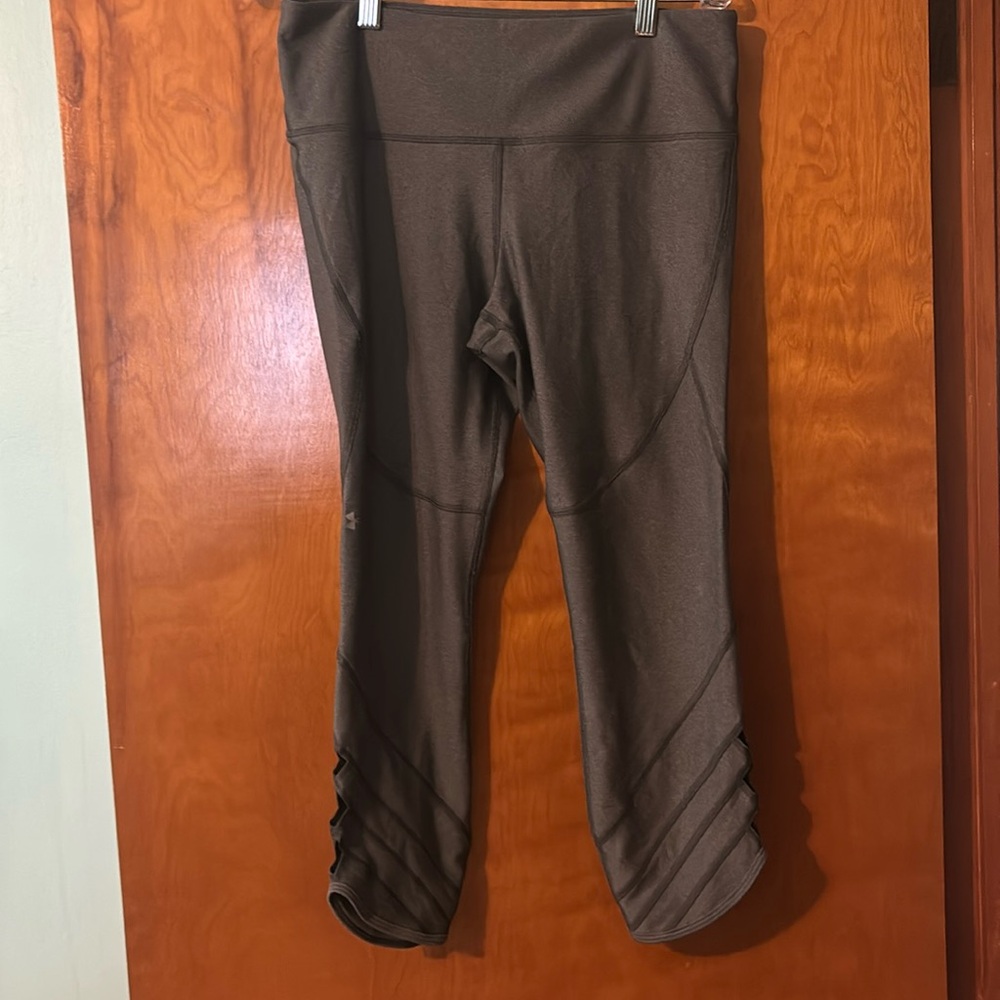EUC Under Armour compression crop leggings, size large